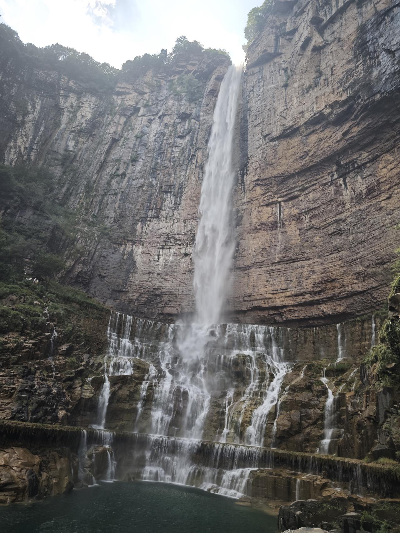 河南，新乡南太行旅游风景区，风景秀丽，山清水秀。一路花香鸟语，芳香四溢。

景区