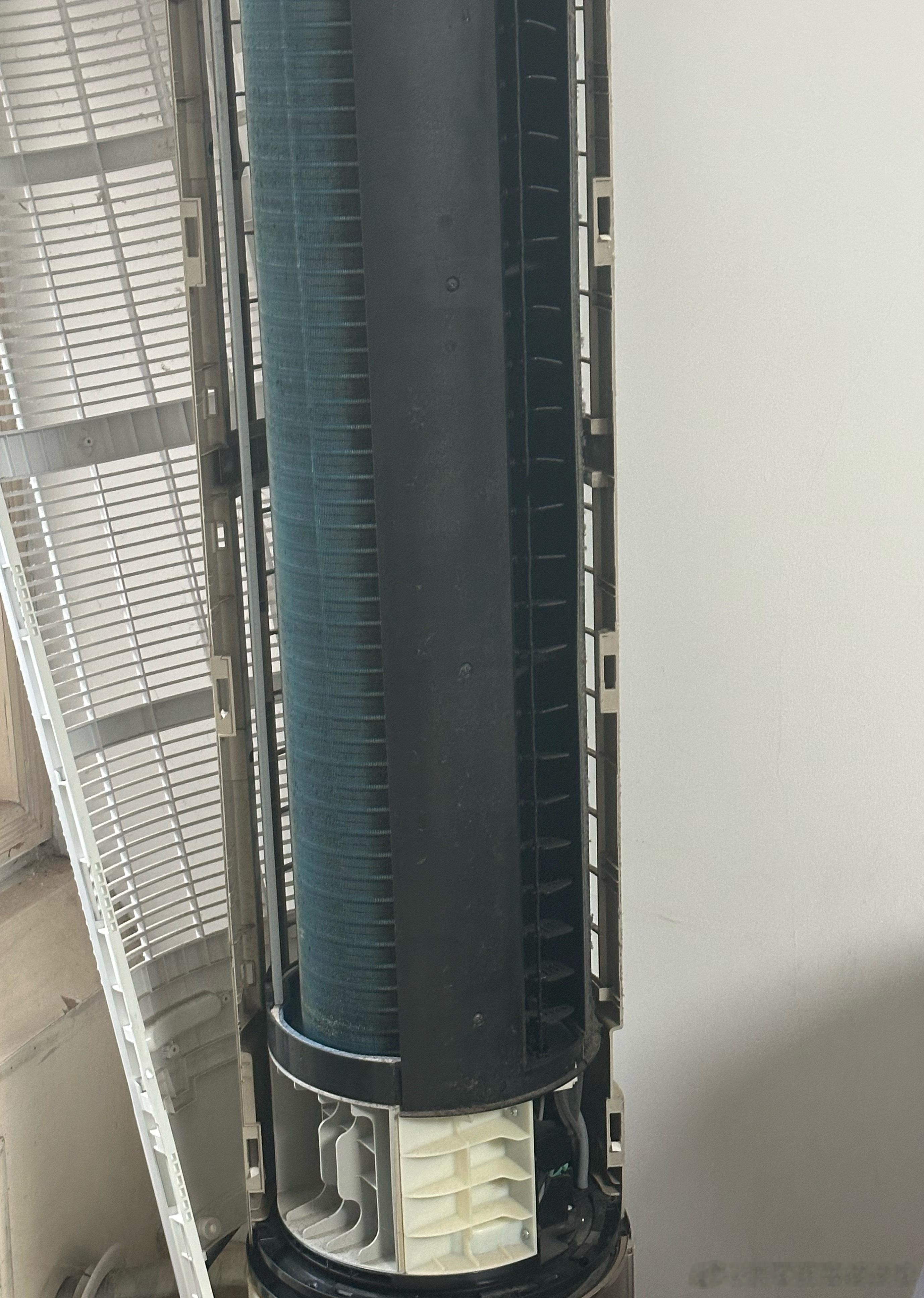 趁今天下雨凉快，约了售后把空调拆下来清洗下，也建议大家用空调前都洗洗，不到一顿火