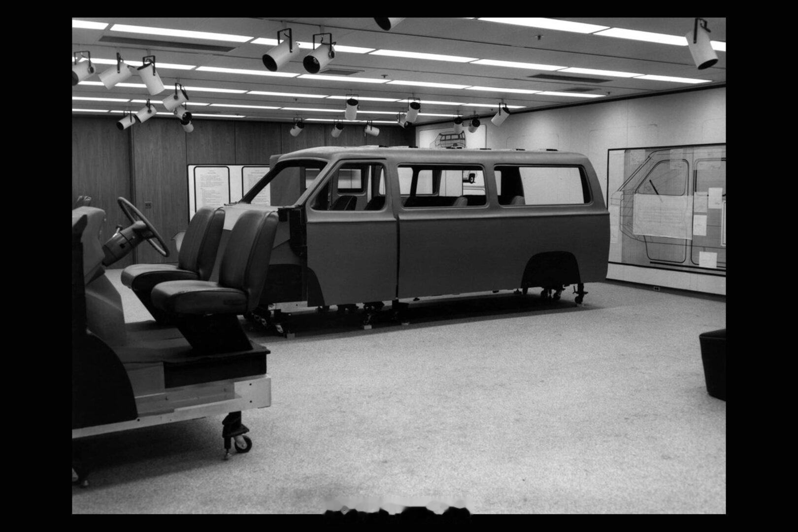 1974年克莱斯勒研发的小型van，其实没比同时代的常规van小多少，准确来说算
