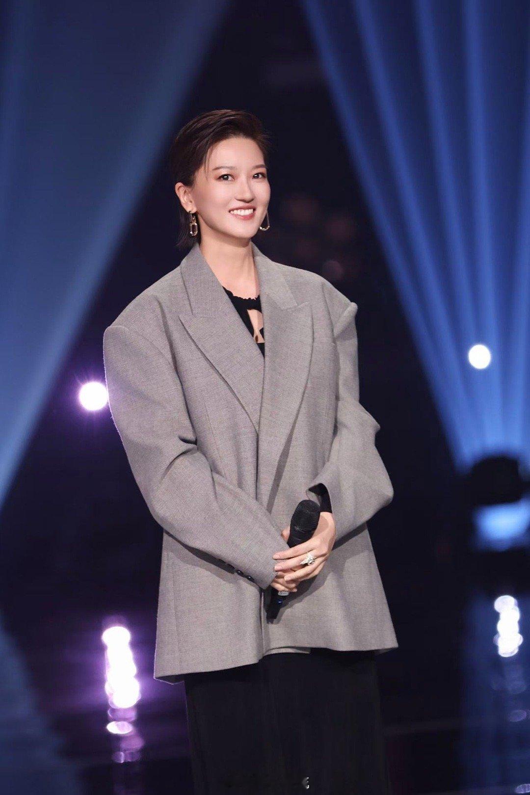 蔡淳佳新加坡真冷门女歌手  在新加坡乐坛，蔡淳佳以其独特的音乐风格独树一帜。尽管