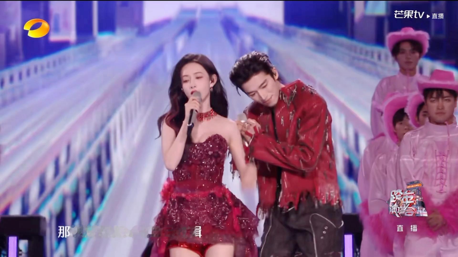 小拳拳王星越小拳拳锤孟子义孟子义王星越搂怀里ending湖南卫视跨年演唱会