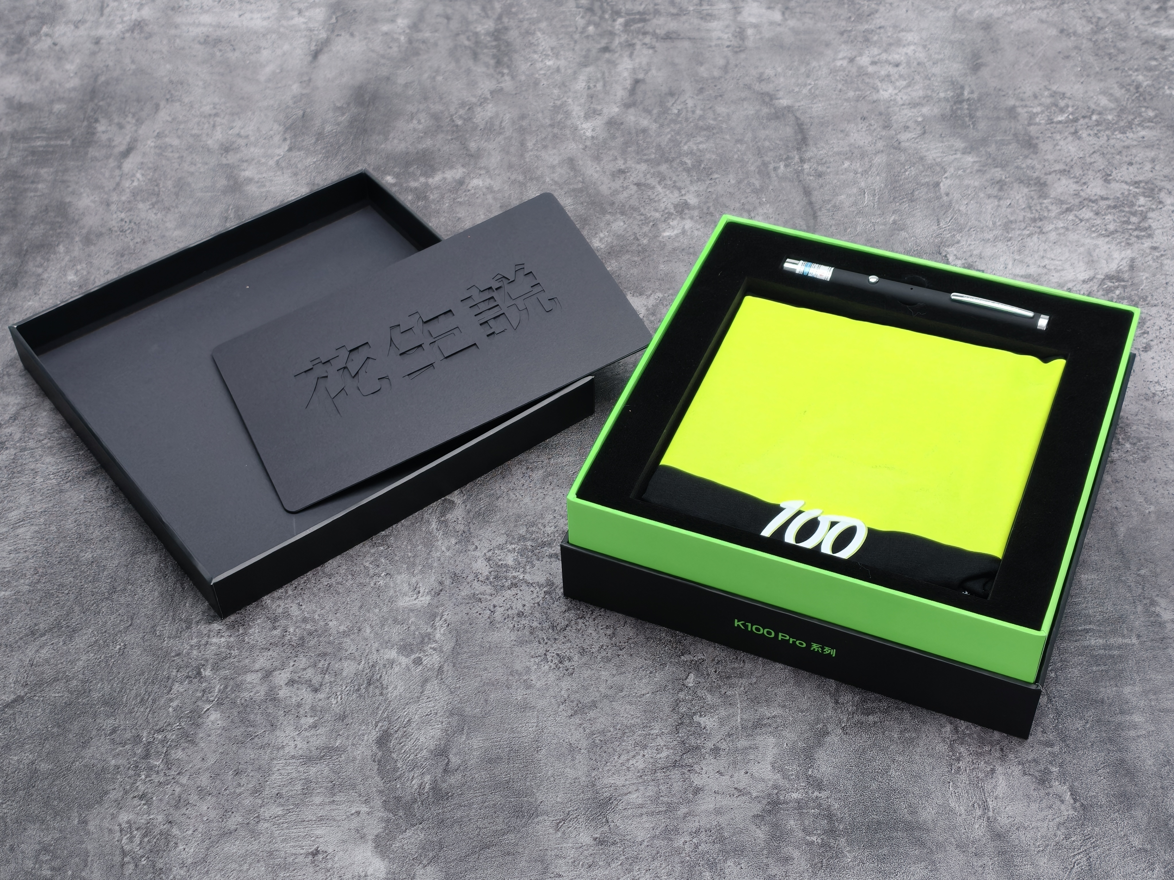 收到REDMI K100 Pro系列的礼盒啦，里面有一支荧光笔和一件衣服，我们可