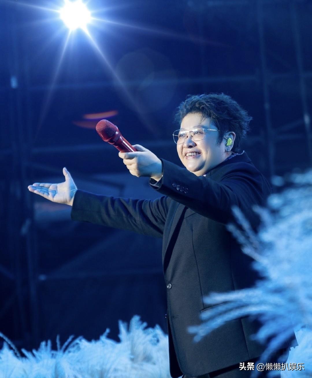 韩红
自称是“人民的韩红”，公益人士
最近被“走个面儿”给拉下神坛了
公益事业能