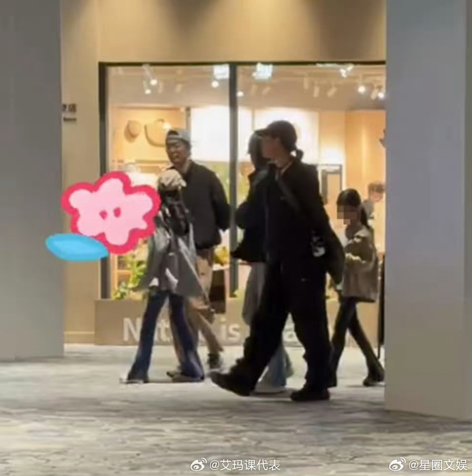 网友偶遇朱亚文一家四口朱亚文两个女儿腿长 网友偶遇朱亚文一家四口 