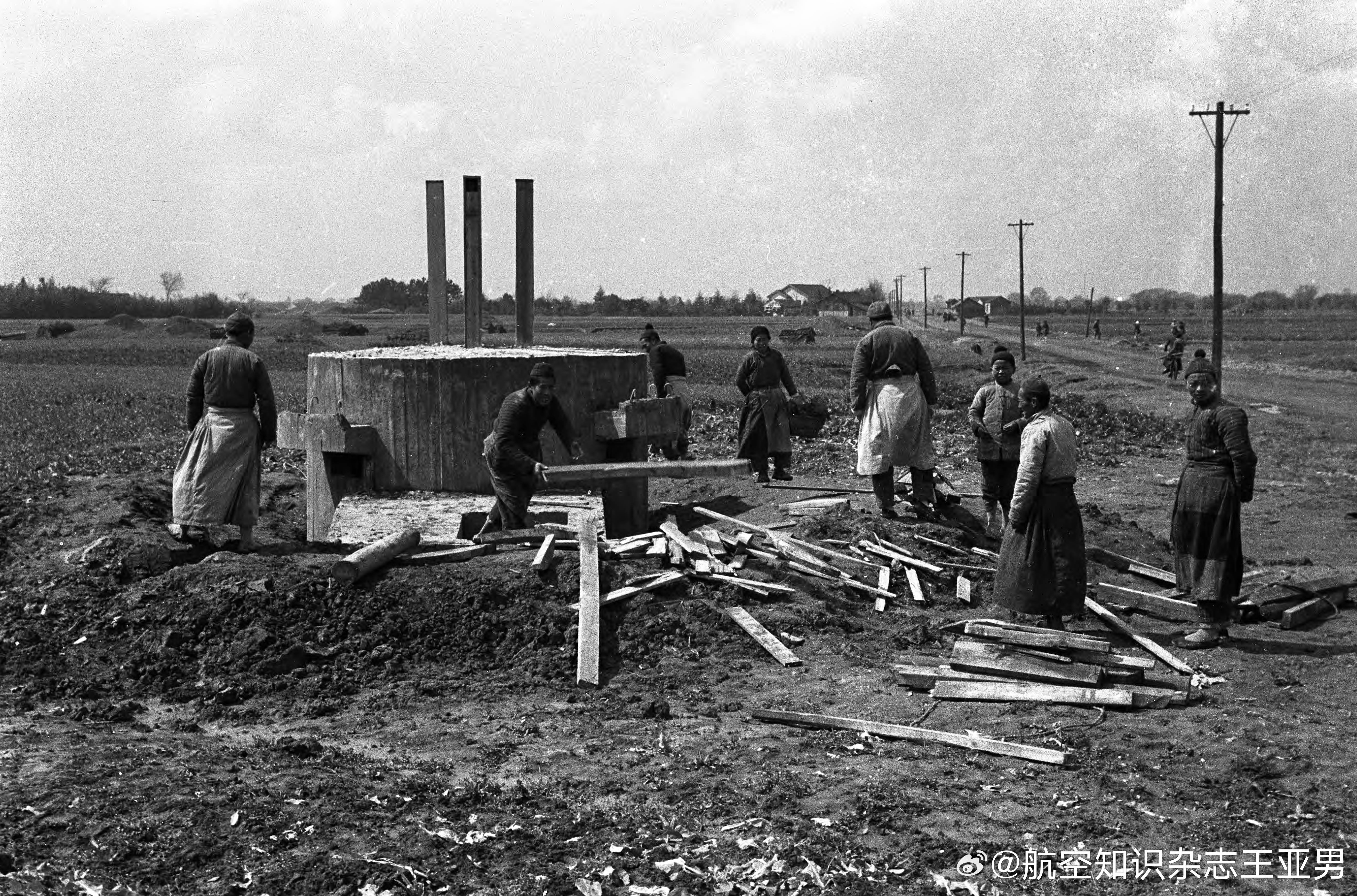 1949年5月底上海战役结束后，上海周边群众开始拆除国民党军设在上海外围的碉堡工