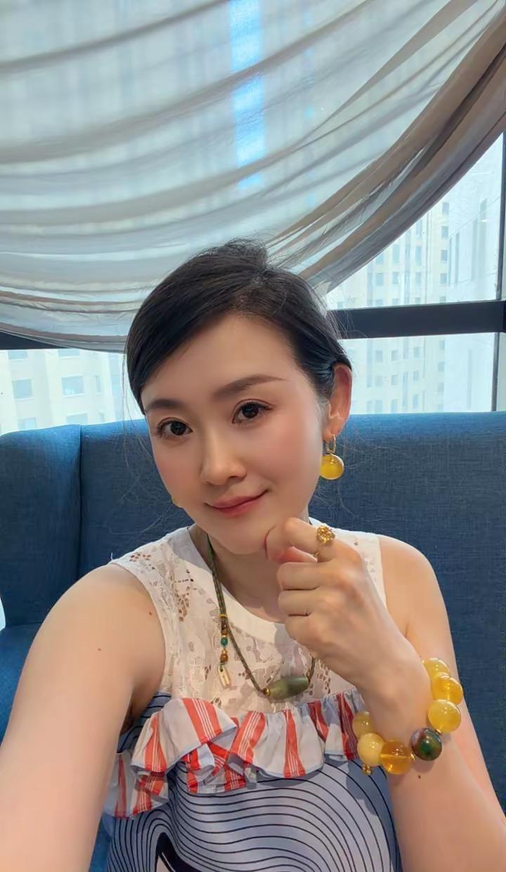 去爱那个用真金白银这一行的人，爱是行动，不是光靠嘴说去爱那个用实际行动去证明的人