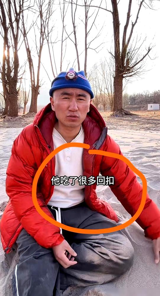 兄弟领锅，他却在城里晒新房？牧飒亏损的窟窿，到底是谁在填。
 
一镜到底，从毛坯