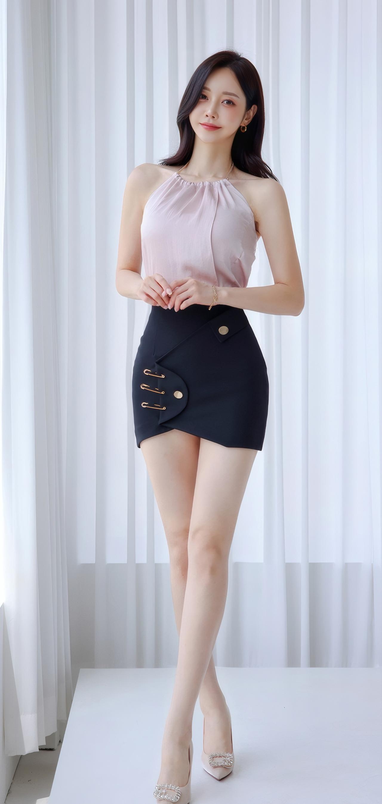 优雅气质穿搭，粉色吊带上衣搭配黑色短裙，完美展现女性魅力。