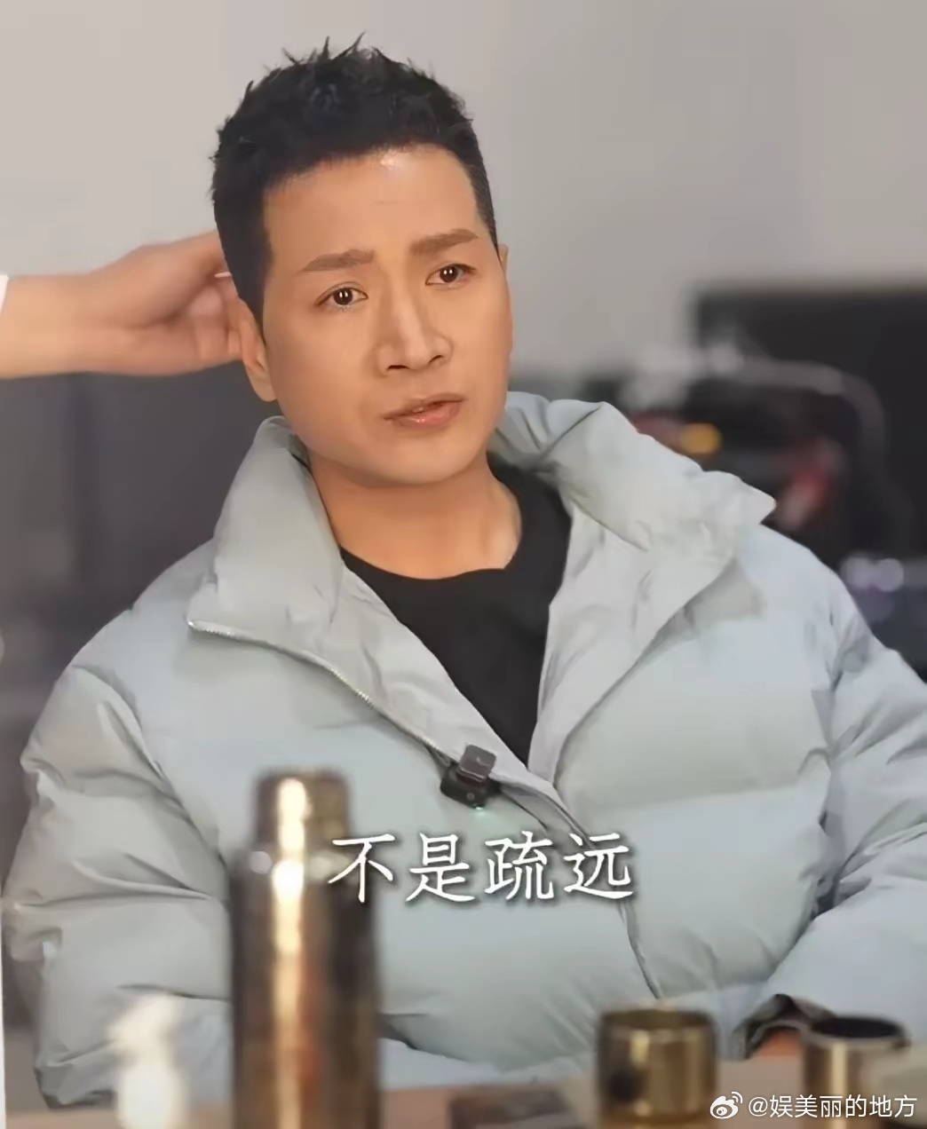 何晟铭又发视频了，说：走着走着，没有合适的身份问候，没有理所当然的理由靠近。还说