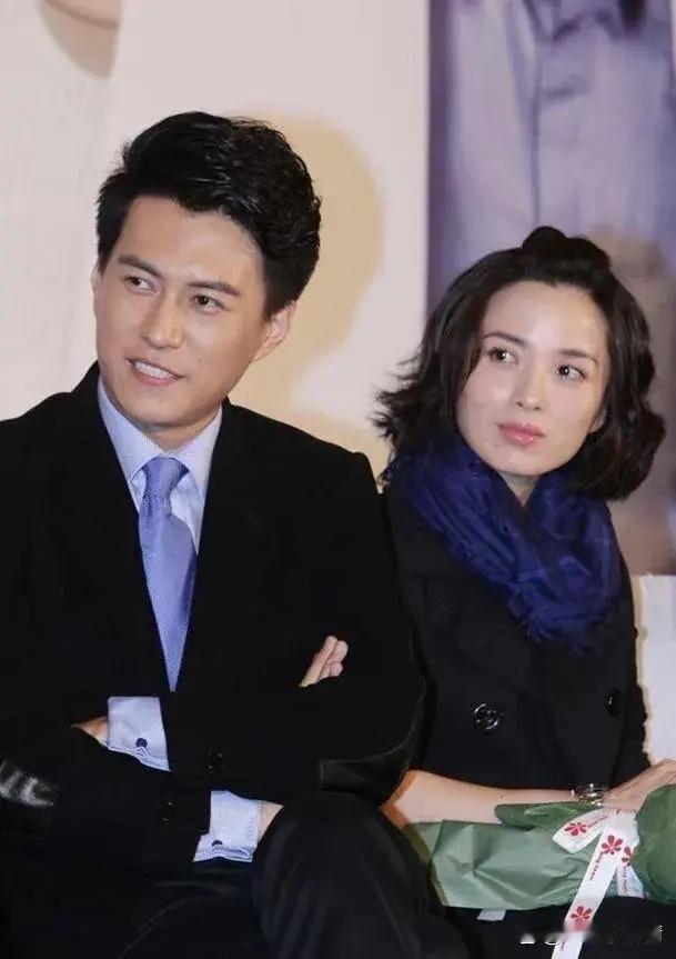 李佳的命真好，二婚嫁靳东为妻，生下一双可爱的儿子，大儿子堪称最帅星二代，一家四口
