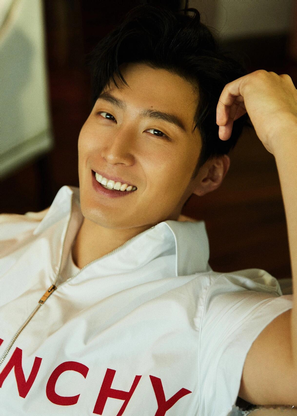 窦骁喜欢极限运动窦骁问五一去哪玩儿 平时看着温文尔雅的窦骁，其实是不折不扣的户外