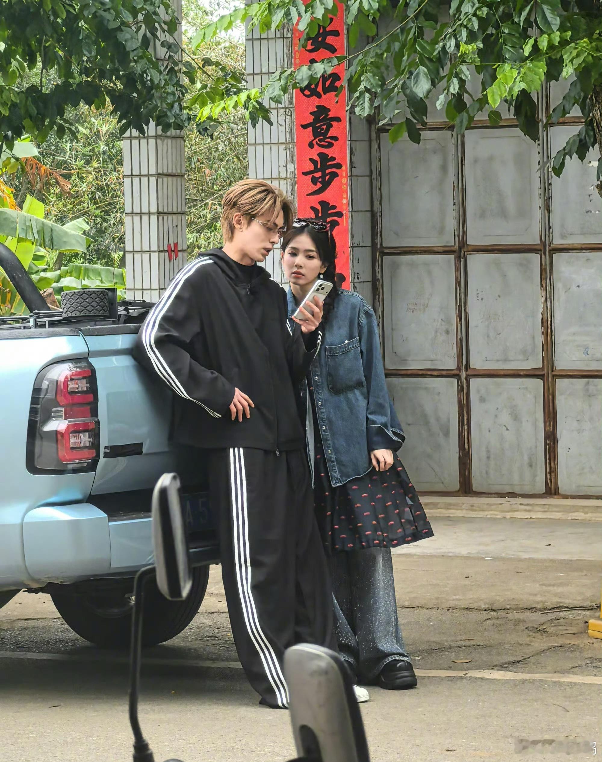 王鹤棣白鹿买了一车东西王鹤棣因扛重物、开皮卡等举动被贴上“居家型男友”“人夫感爆