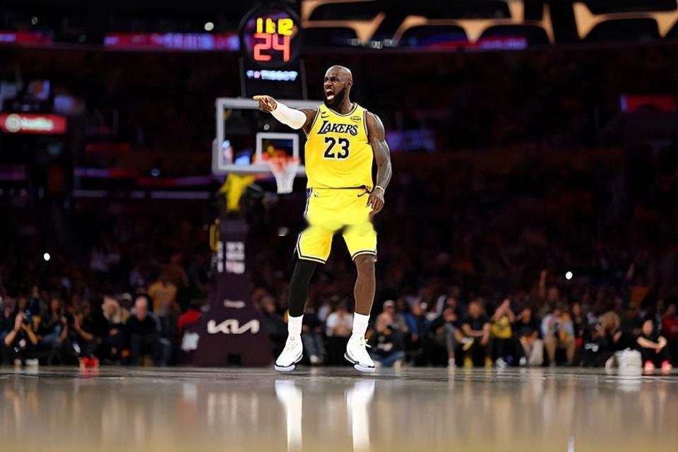 根据ESPN记者Dave McMenamin的报道，在勒布朗-詹姆斯（LeBro