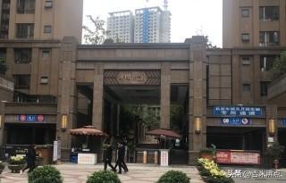 成都凶宅引发的风暴，市场和人心，都得掂量。
大家都在看一套房子，它被挂出来拍卖了