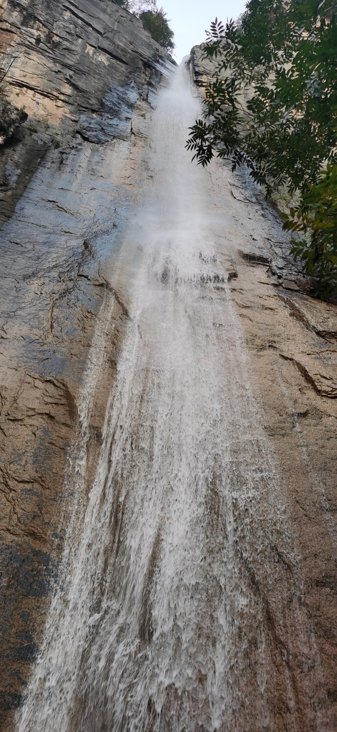 人这一辈子
到了中年才明白
不是生活太苦
而是执念太深
这一生就像一本写满故事的