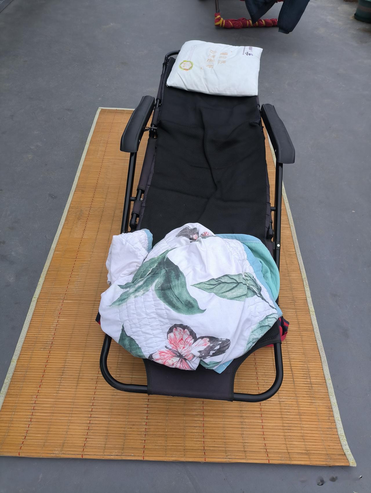 我发现我老公越来越腼腆了，一天到晚宅在家里，不愿出门。我今天没上班，在家体验了一