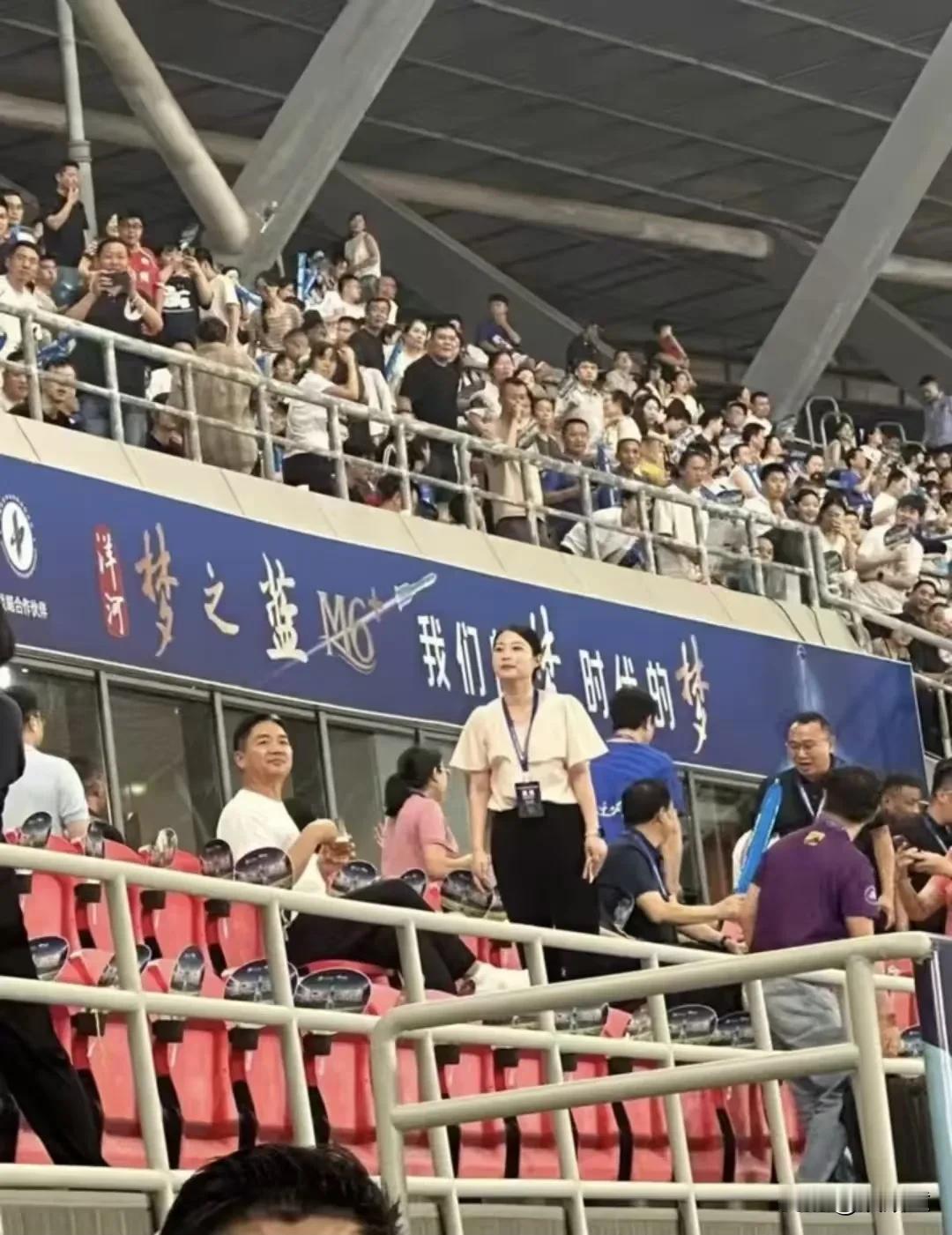 闲庭信步，悠然自得！
今日，刘强东早早便抵达苏超现场，赛事尚未开启，他坐在包厢里