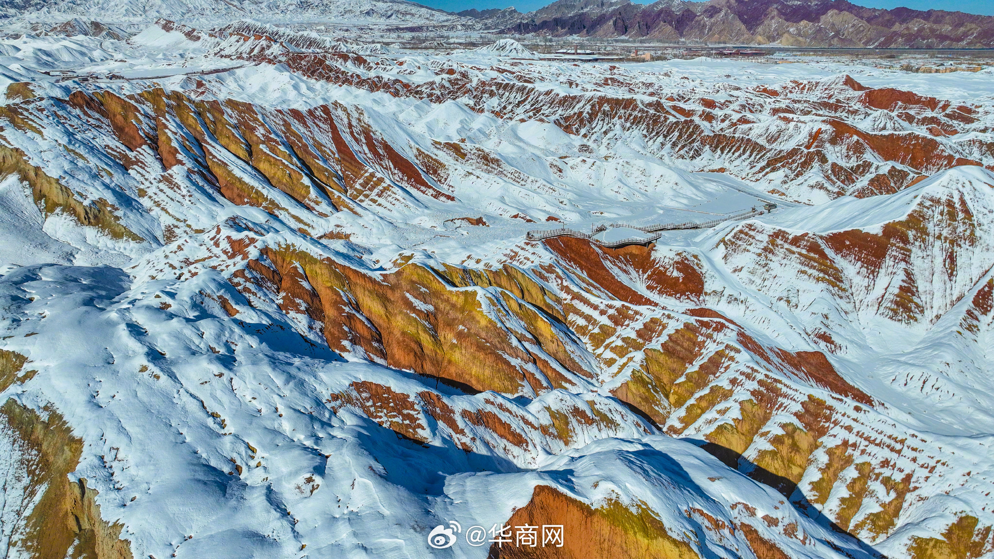 #三秦暮鼓# 【#雪后七彩丹霞仿佛撒上了一层糖霜#】近日，甘肃七彩丹霞景区迎来一