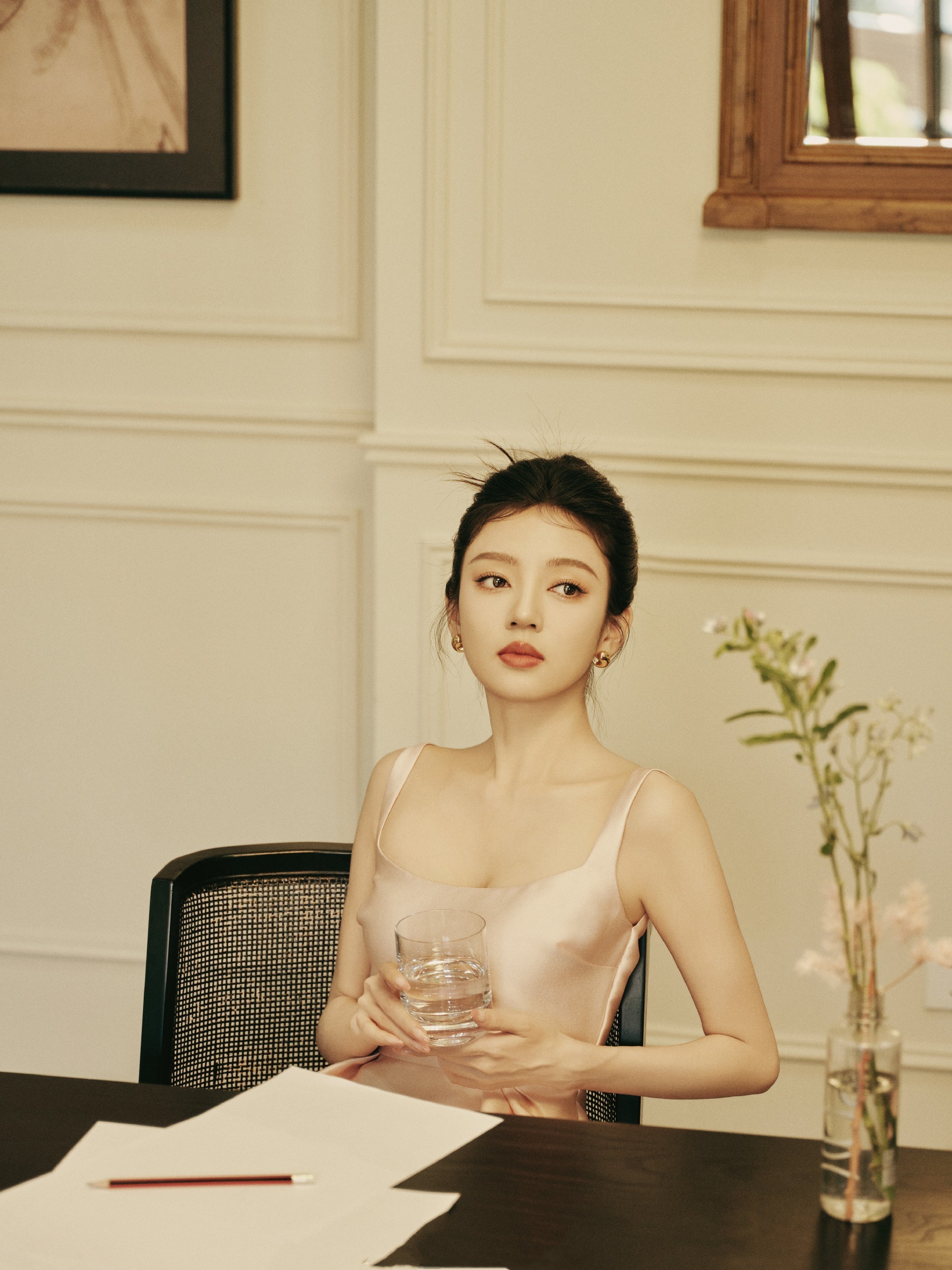 何瑞贤，高挽扎发吊带长裙，优雅静谧之感。何瑞贤