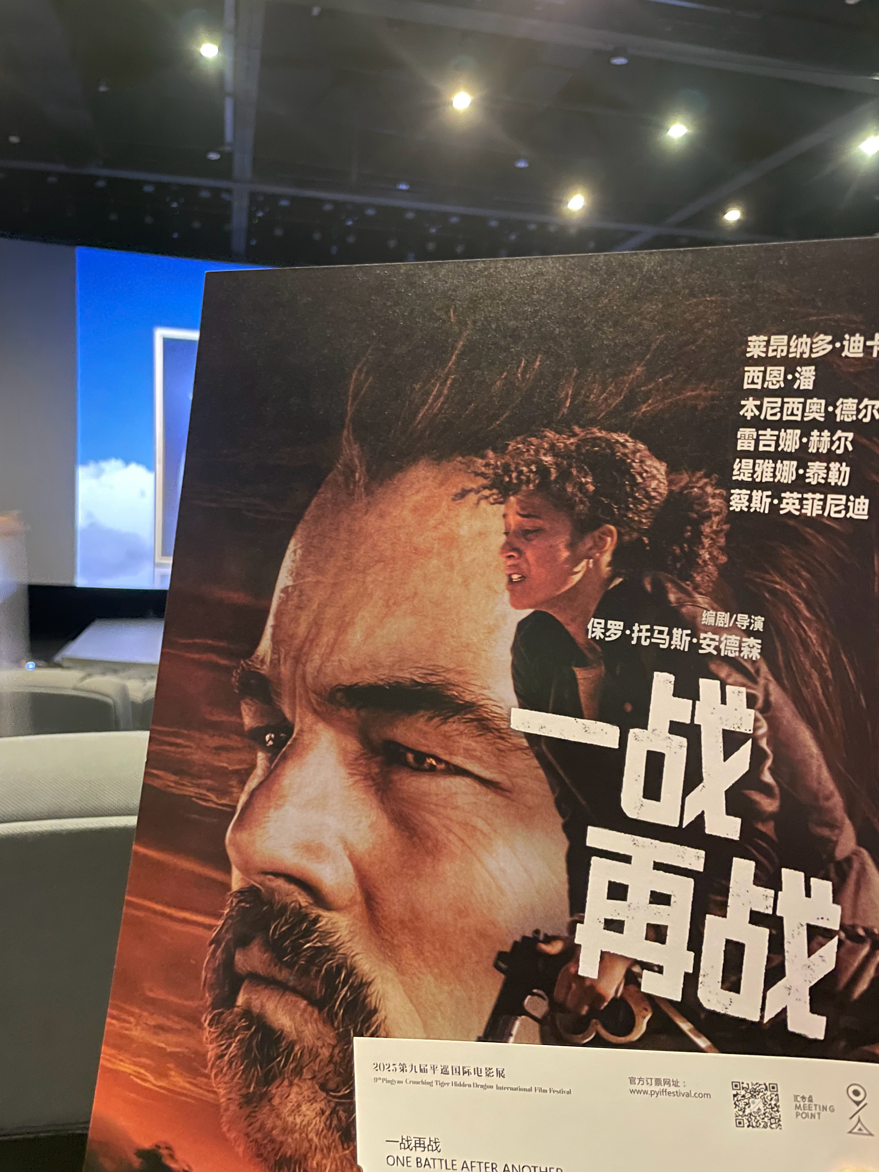 《一战再战》音乐用得真好。除了那些政治讽刺与搞笑之外，情感核心其实是父爱。西恩·