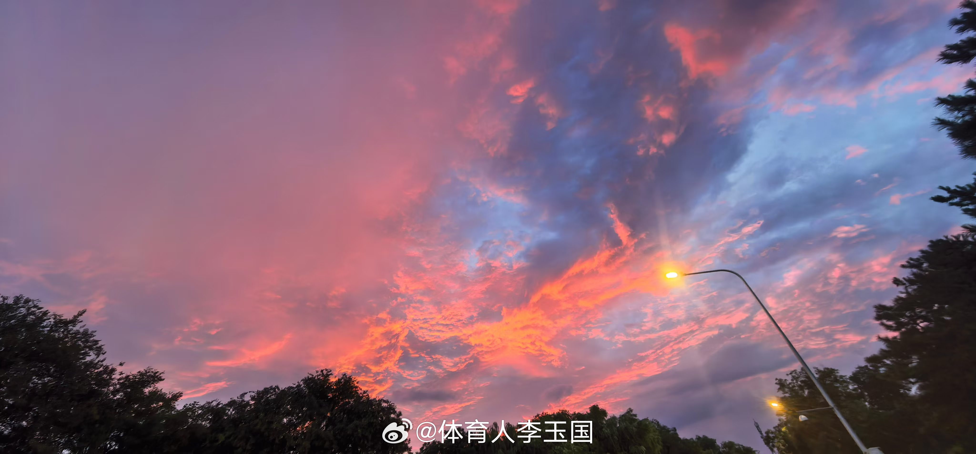 今天北京晚上冒着雨拍摄的美片拍摄北京晚霞北京暴雨 北京·国育芊健集团