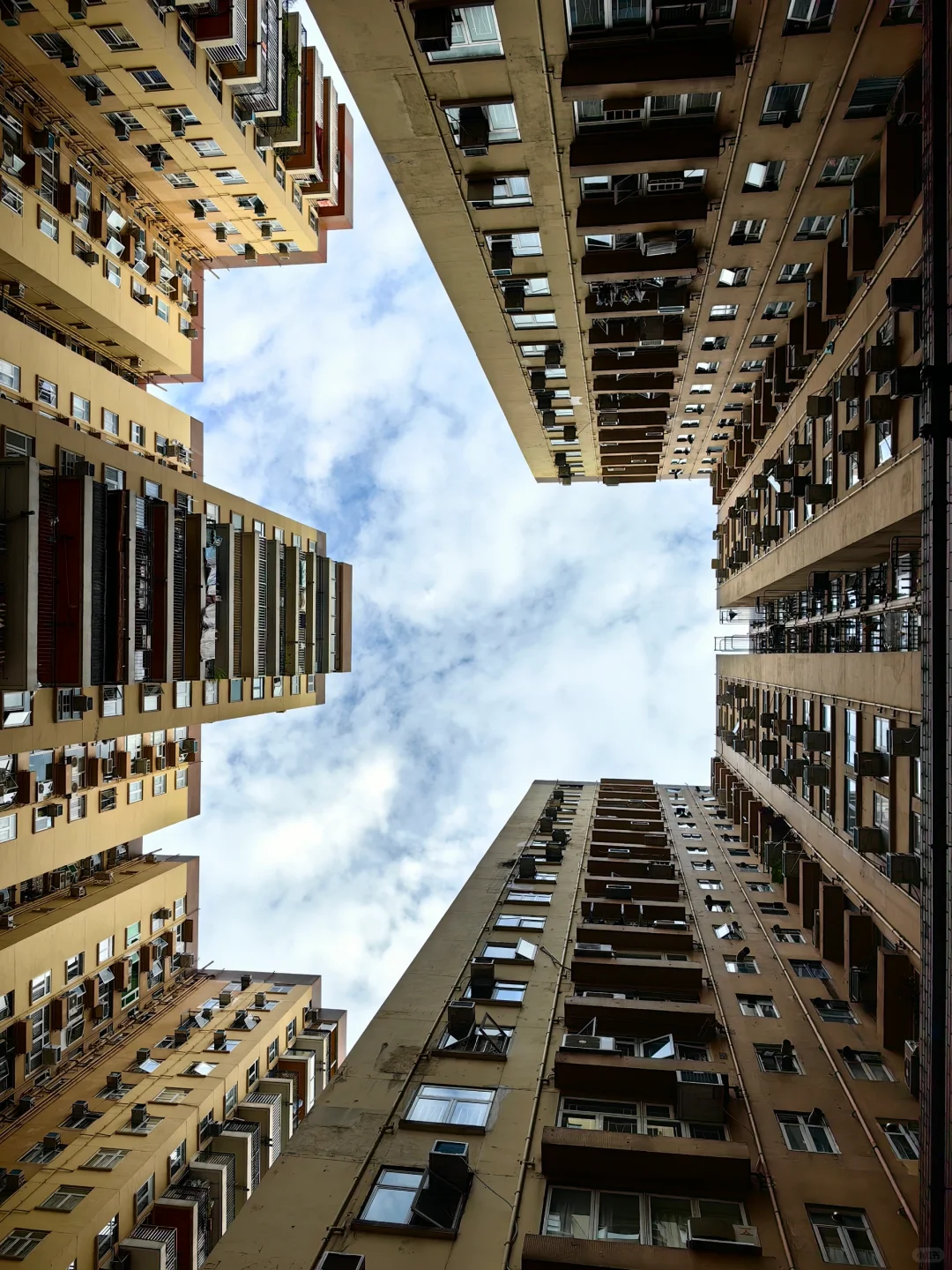 香港的“老次新房”，密度确实很大。你们从小住过吗？