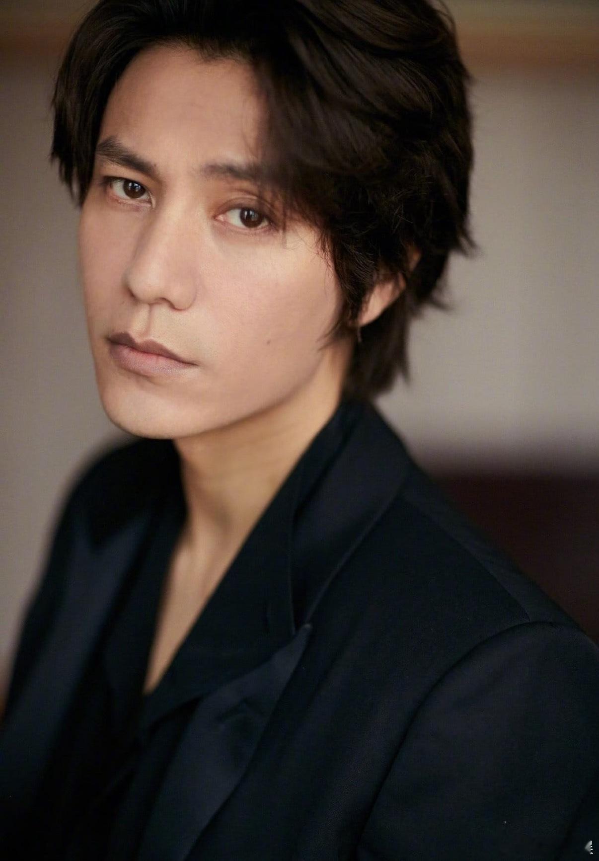 陈坤牵两个男孩现身医院啥？所以都是他儿子？还是别人家的小孩啊，我记得他只有一个儿