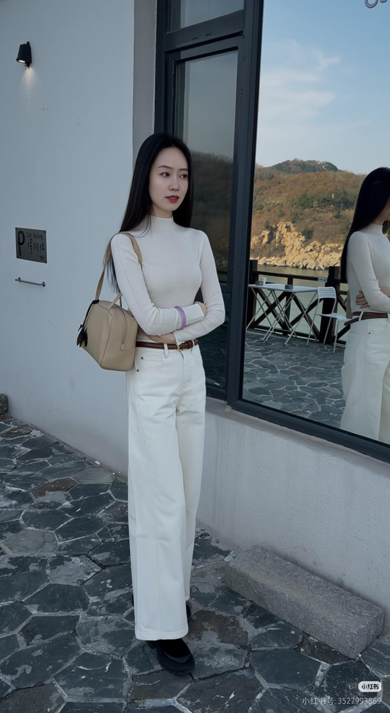 白衣飘飘，镜中人影。