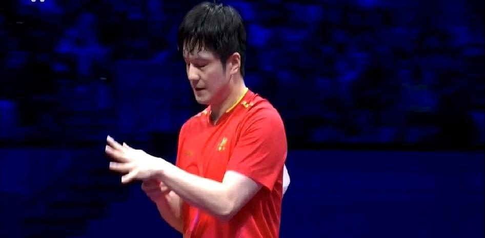 王楚钦男团决赛再输樊振东！

邓亚萍都喊：“小胖真的厚啊，真打不穿他！”半决赛输