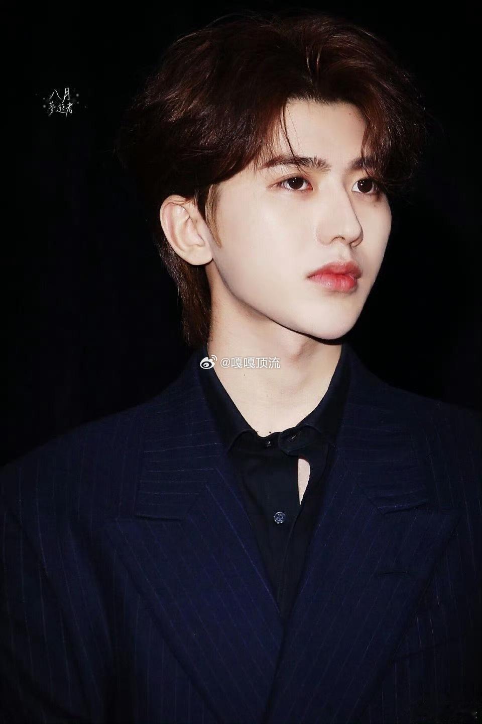 蔡徐坤撕漫男的含金量还在上升 垂落的睫毛筛过光影，专注签名的侧脸像从漫画里裁下的