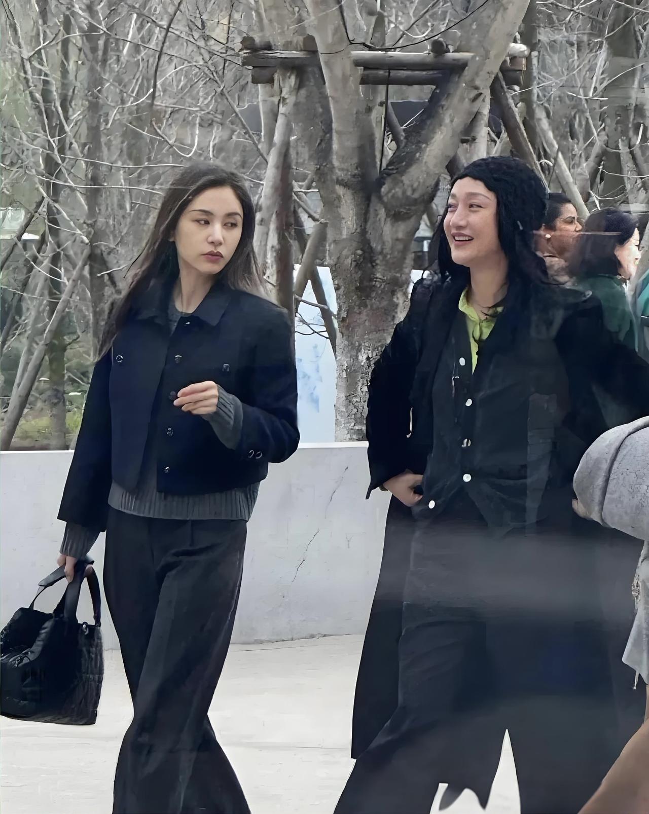 2024年，周迅、王子文参加综艺节目《很高兴认识你》第三季时期的一张合影。

两