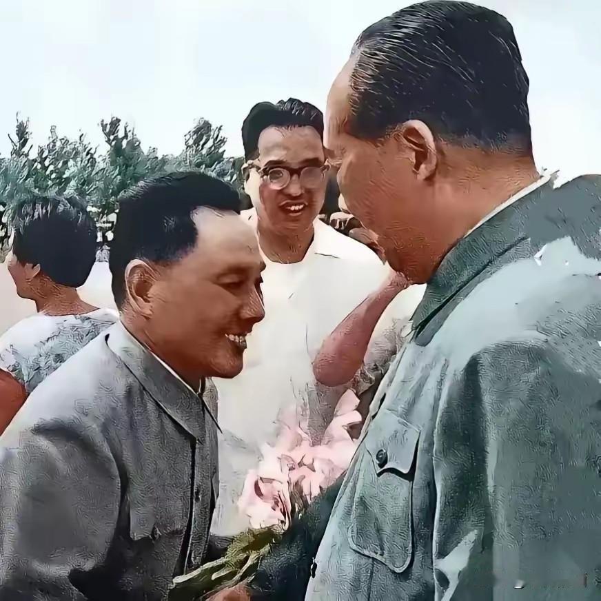 “全心全意地为人民服务，一刻也不脱离群众。”