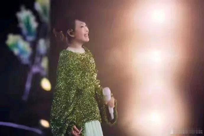 在演唱会这种千人瞩目的场合，孩子的挫折感会被放大。
大女儿不仅要承受被妹妹抢机会