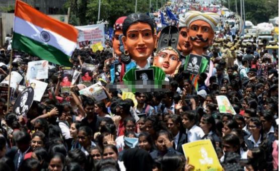 以前加拿大人总觉得华人不顺眼，觉得抢了他们的饭碗。

直到印度三哥三姐大规模登陆