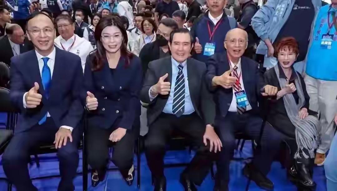 看到网友分享的中国国民党五任期的党主席
朱立伦、郑丽文、马英九和洪秀柱…
最右边