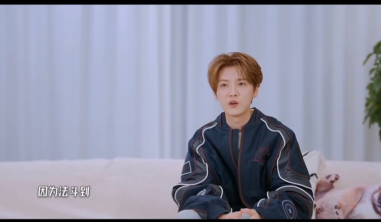 鹿晗爸妈把小狗馒头当儿子养哈哈哈哈哈五哈名场面又添新笑点，鹿晗聊爸妈花式宠狗，馒