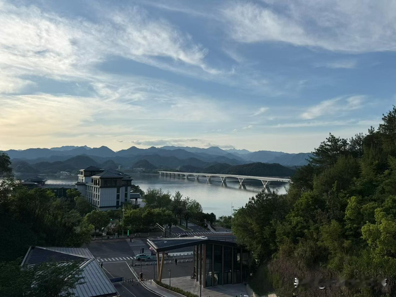 AI 什么都会，但它唯一回答不了的问题：你是谁。

太多人在问“我会不会被替代”