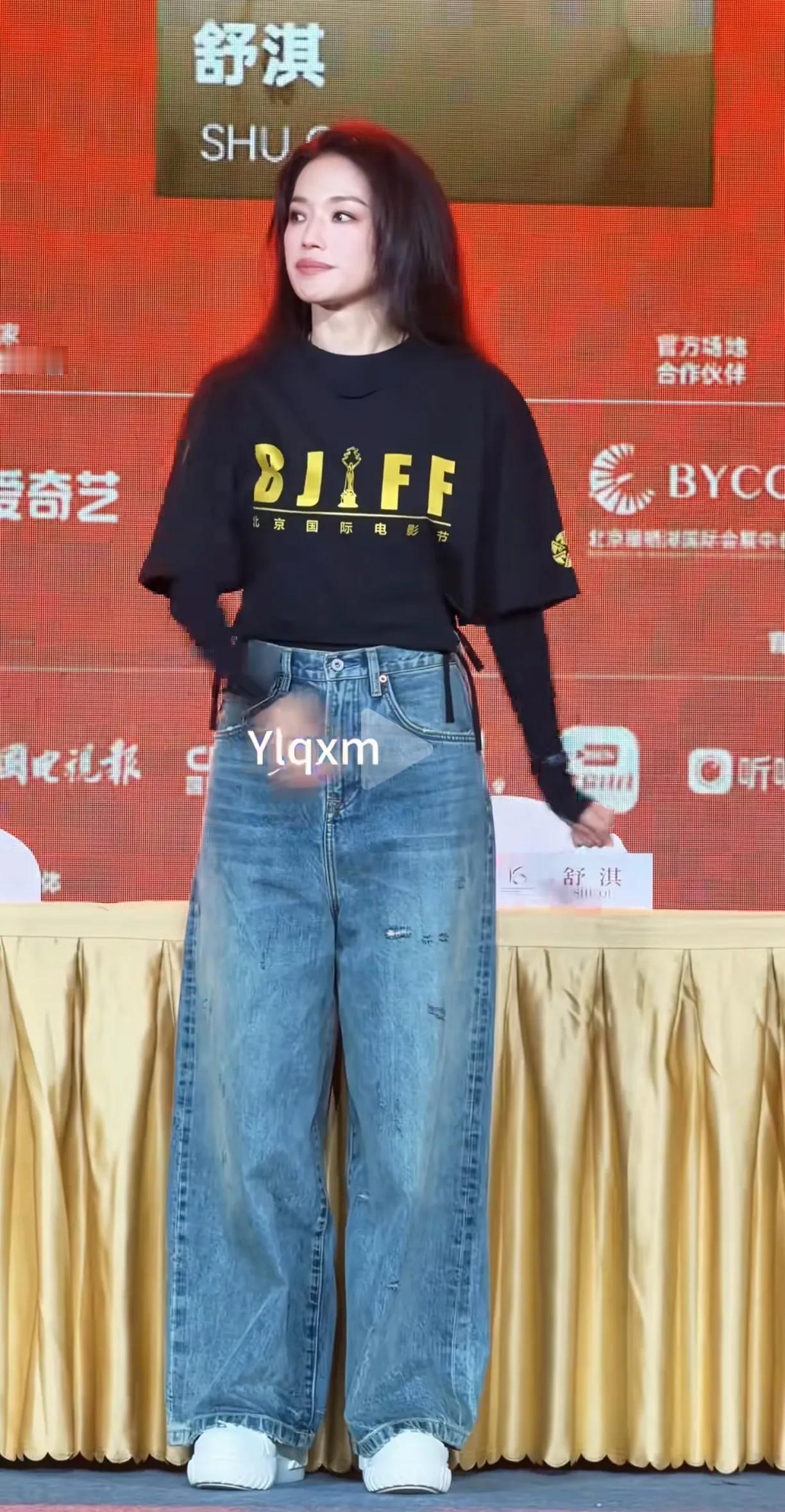 舒淇都50岁了，这外貌身姿还像少女一样，保养的太好了。
女人上了年纪不要焦虑会变