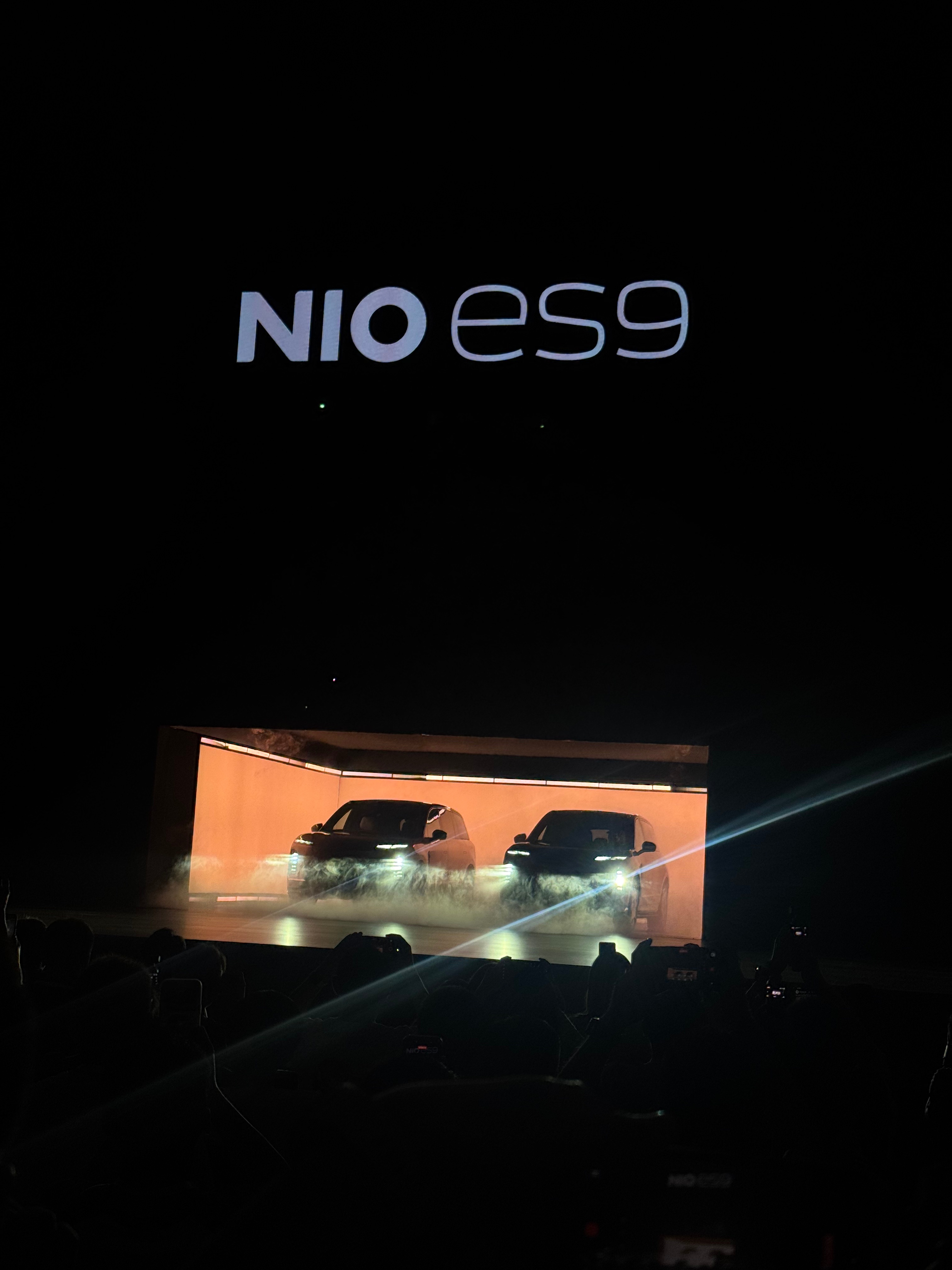今天es9发布会有点nioday的意思十一年的集大成之作，es9登场！蔚来es9