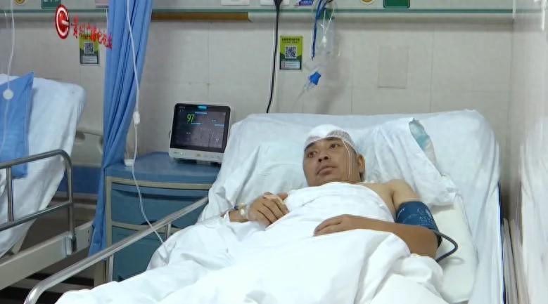 贵州黔西，一男子聚会上因不喝酒被朋友揍进ICU，头盖骨取出来10多块，打人者哥哥