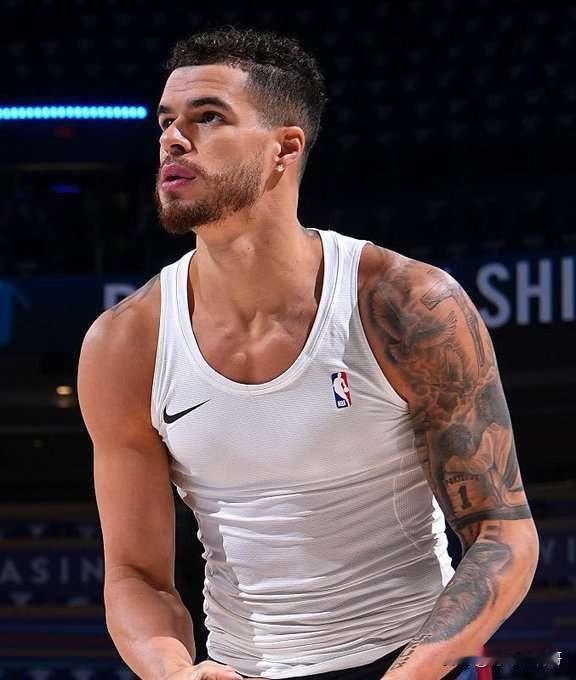 我曾经很喜欢一个女孩！！！但我无法接受他和其他NBA球员谈过恋爱！

近日小波特