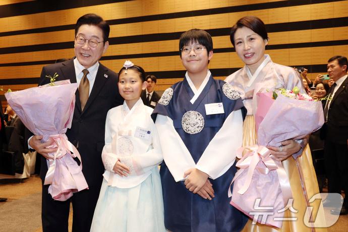 1月14日，李在明参观完法隆寺之后，和夫人出席同胞午宴！
从曝光的画面我们可以看