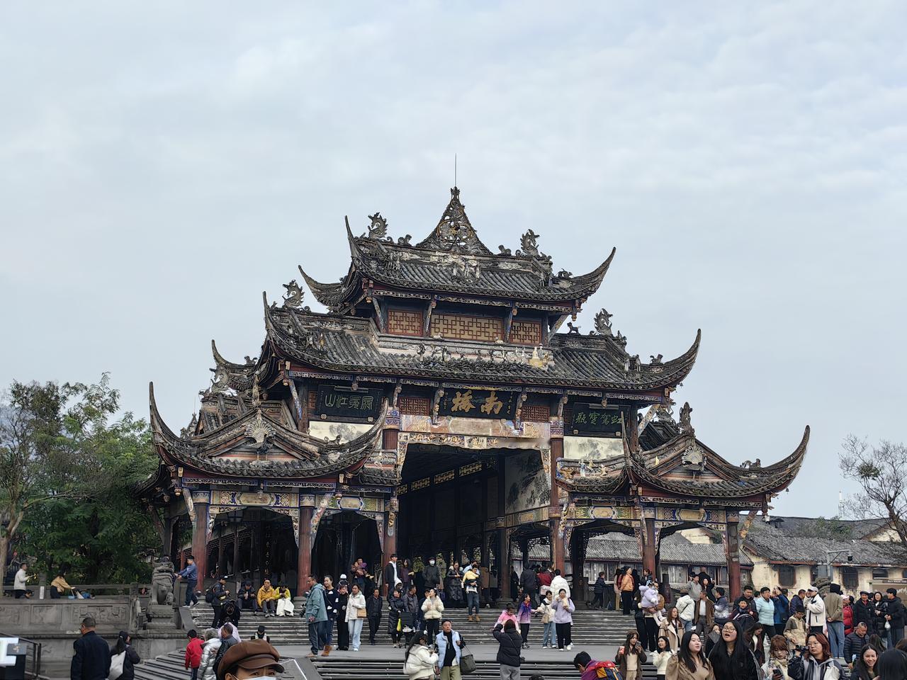 冬游都江堰:三十年前曾游过此地，今日重返早已物是人非······