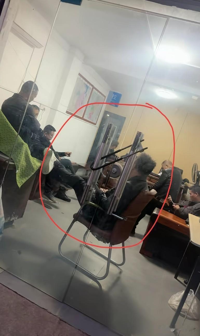 为了要钱把门给锁了，债主和欠债的都关在里面了，他们说这要是报警了债主得进去?
说