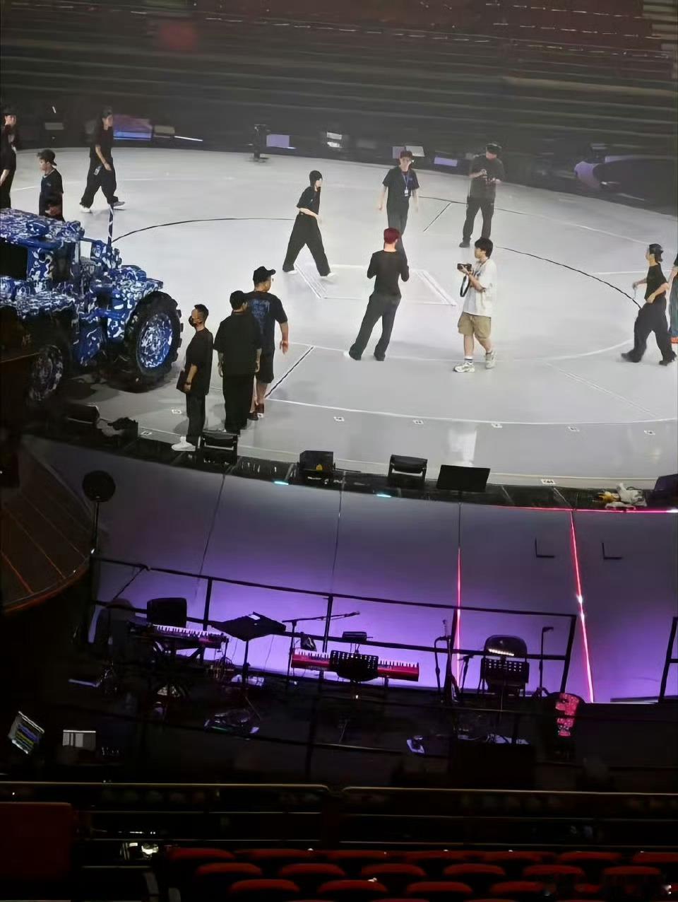 张艺兴把拖拉机开到演唱会了张艺兴把拖拉机开到演唱会 张艺兴演唱会居然把拖拉机搬上