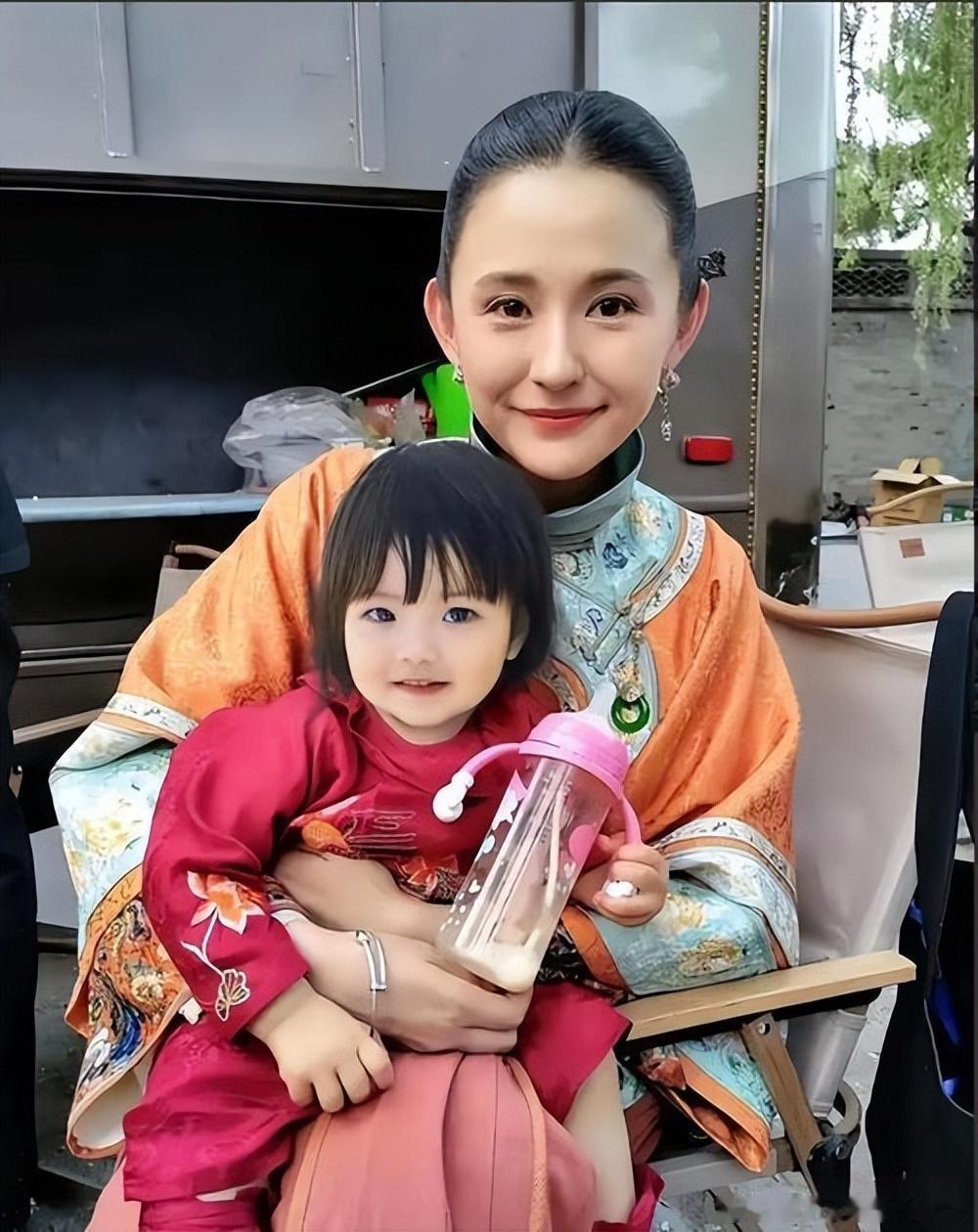 去父留子的5位女星，都是大美女，孩子独自抚养，个个生父不详 ​​​