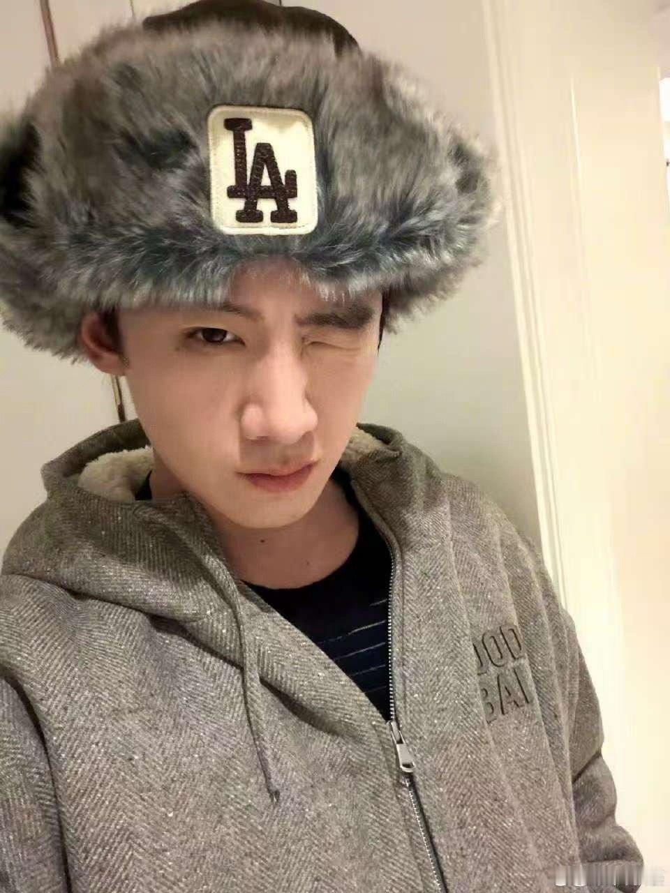 白敬亭抱花wink白敬亭十一宫格营业白敬亭十一宫格营业，抱花wink，[舔屏][