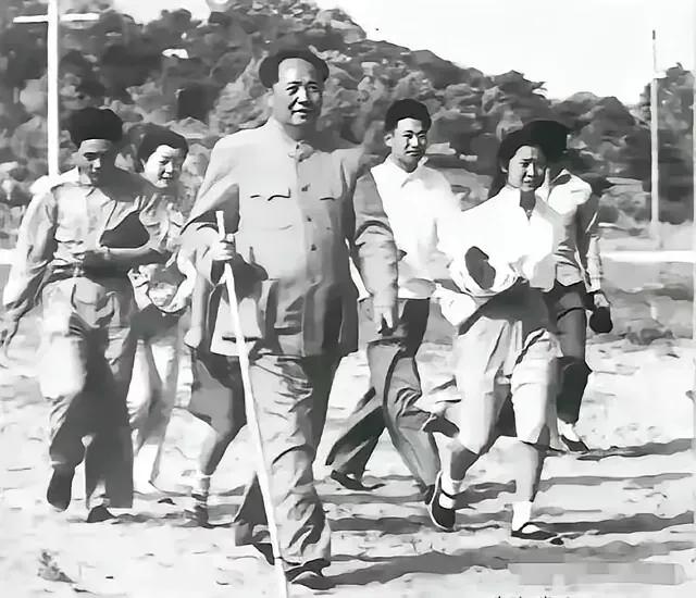 毛主席：“教育与生产劳动相结合。”