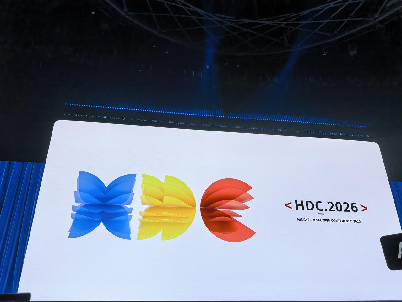 连续参加几届HDC，今天下午2026又要开场了。回想19年第一届鸿蒙刚出，大家心