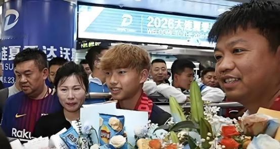 董路又开炮了，这次对准的是自己足球小将的家长。
 
14岁足球小将李昊炎，签约巴